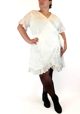 Lorraine white cotton lacey wrap dress size 22 Lorraine preloved second hand clothes 2