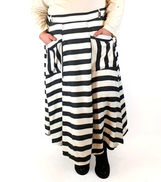 Made590 black and white striped skirt size 4X (note: some pilling) Made590 preloved second hand clothes 2
