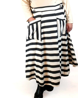 Made590 black and white striped skirt size 4X (note: some pilling) Made590 preloved second hand clothes 1