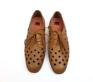 Bared brown leather laceups with star perforations size 36
