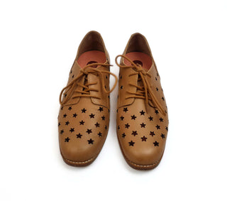 Bared brown leather laceups with star perforations size 36