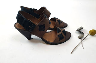 Clarks brown leather heels with black detail size UK 5 / AU 7 (best fits 7.5) Clarks preloved second hand clothes 6