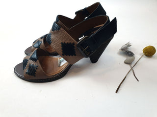 Clarks brown leather heels with black detail size UK 5 / AU 7 (best fits 7.5) Clarks preloved second hand clothes 9