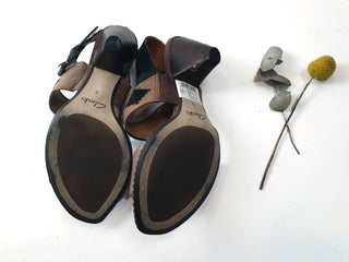 Clarks brown leather heels with black detail size UK 5 / AU 7 (best fits 7.5) Clarks preloved second hand clothes 10