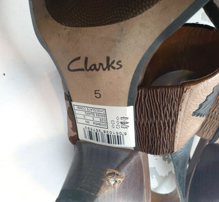 Clarks brown leather heels with black detail size UK 5 / AU 7 (best fits 7.5) Clarks preloved second hand clothes 12