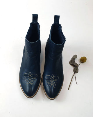 Midas navy leather boots with cute front detail size 38 Midas preloved second hand clothes 2