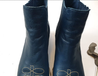 Midas navy leather boots with cute front detail size 38 Midas preloved second hand clothes 5