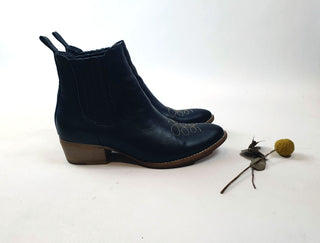 Midas navy leather boots with cute front detail size 38 Midas preloved second hand clothes 7