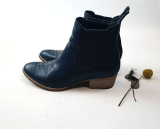 Midas navy leather boots with cute front detail size 38 Midas preloved second hand clothes 8