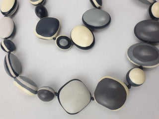 Elk grey, white and black chunky resin necklace Elk preloved second hand clothes 3