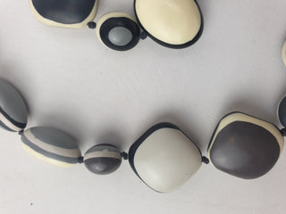 Elk grey, white and black chunky resin necklace Elk preloved second hand clothes 4