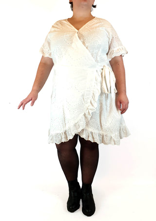 Lorraine white cotton lacey wrap dress size 22 Lorraine preloved second hand clothes 3