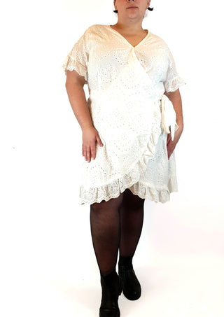 Lorraine white cotton lacey wrap dress size 22 Lorraine preloved second hand clothes 5