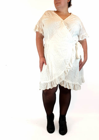 Lorraine white cotton lacey wrap dress size 22 Lorraine preloved second hand clothes 6