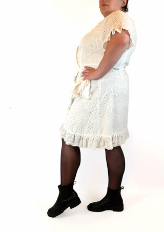 Lorraine white cotton lacey wrap dress size 22 Lorraine preloved second hand clothes 8