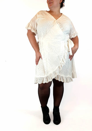 Lorraine white cotton lacey wrap dress size 22 Lorraine preloved second hand clothes 4