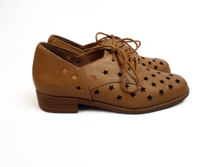 Bared brown leather laceups with star perforations size 36