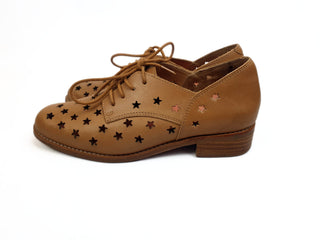 Bared brown leather laceups with star perforations size 36