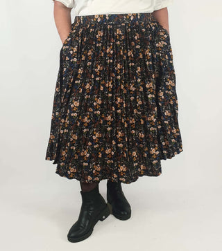 Kholo black pleated floral skirt size K5 Kholo preloved second hand clothes 3