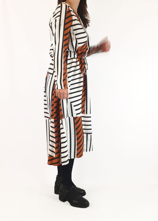 Elk brown, white and black striped long sleeve dress size 8 (note: pull at back) Elk preloved second hand clothes 6