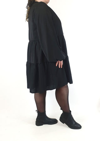 Atmos & Here black silky feel long sleeve tiered dress size 24