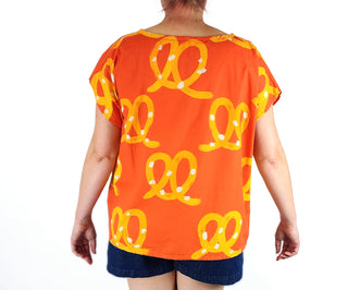 Kablooie orange pretzel top size 16