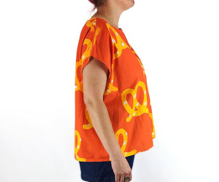 Kablooie orange pretzel top size 16