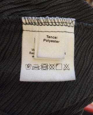 Kuwaii black ribbed skirt size 8 (large fit, best suits 10)