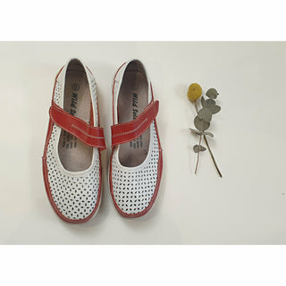 Wild Sole white perforated leather with contrasting red strap size UK 6/AU 7.5-8 Unknown preloved second hand clothes 1