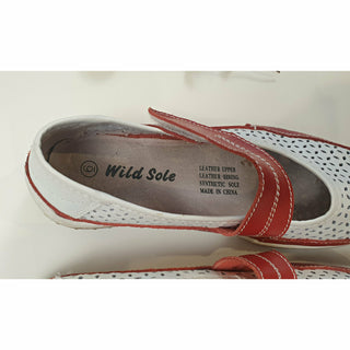 Wild Sole white perforated leather with contrasting red strap size UK 6/AU 7.5-8 Unknown preloved second hand clothes 7