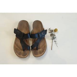 Clarks black leather sandals / thongs with adjustable velcro strap size 40 Clarks preloved second hand clothes 1