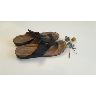 Clarks black leather sandals / thongs with adjustable velcro strap size 40 clarks-black-leather-sandals-thongs-with-adjustable-velcro-strap-size-40