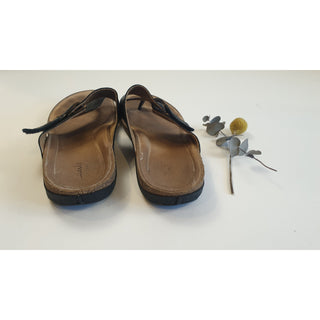 Clarks black leather sandals / thongs with adjustable velcro strap size 40 clarks-black-leather-sandals-thongs-with-adjustable-velcro-strap-size-40