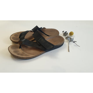 Clarks black leather sandals / thongs with adjustable velcro strap size 40 clarks-black-leather-sandals-thongs-with-adjustable-velcro-strap-size-40