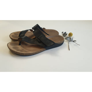 Clarks black leather sandals / thongs with adjustable velcro strap size 40 clarks-black-leather-sandals-thongs-with-adjustable-velcro-strap-size-40