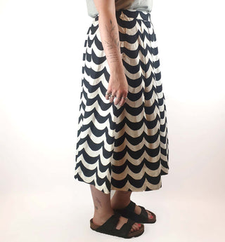 Marimekko x Uniqlo black and white print skirt size M/AU12 Uniqlo + Marimekko preloved second hand clothes 4