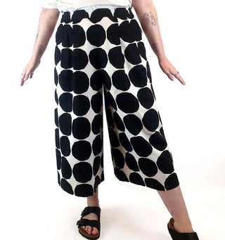 Marimekko x Uniqlo black and white print wide leg pants size M Uniqlo preloved second hand clothes 1