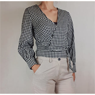 Black and white pre-owned check wrap shirt top size S (best fits 6-8) Unknown preloved second hand clothes 1